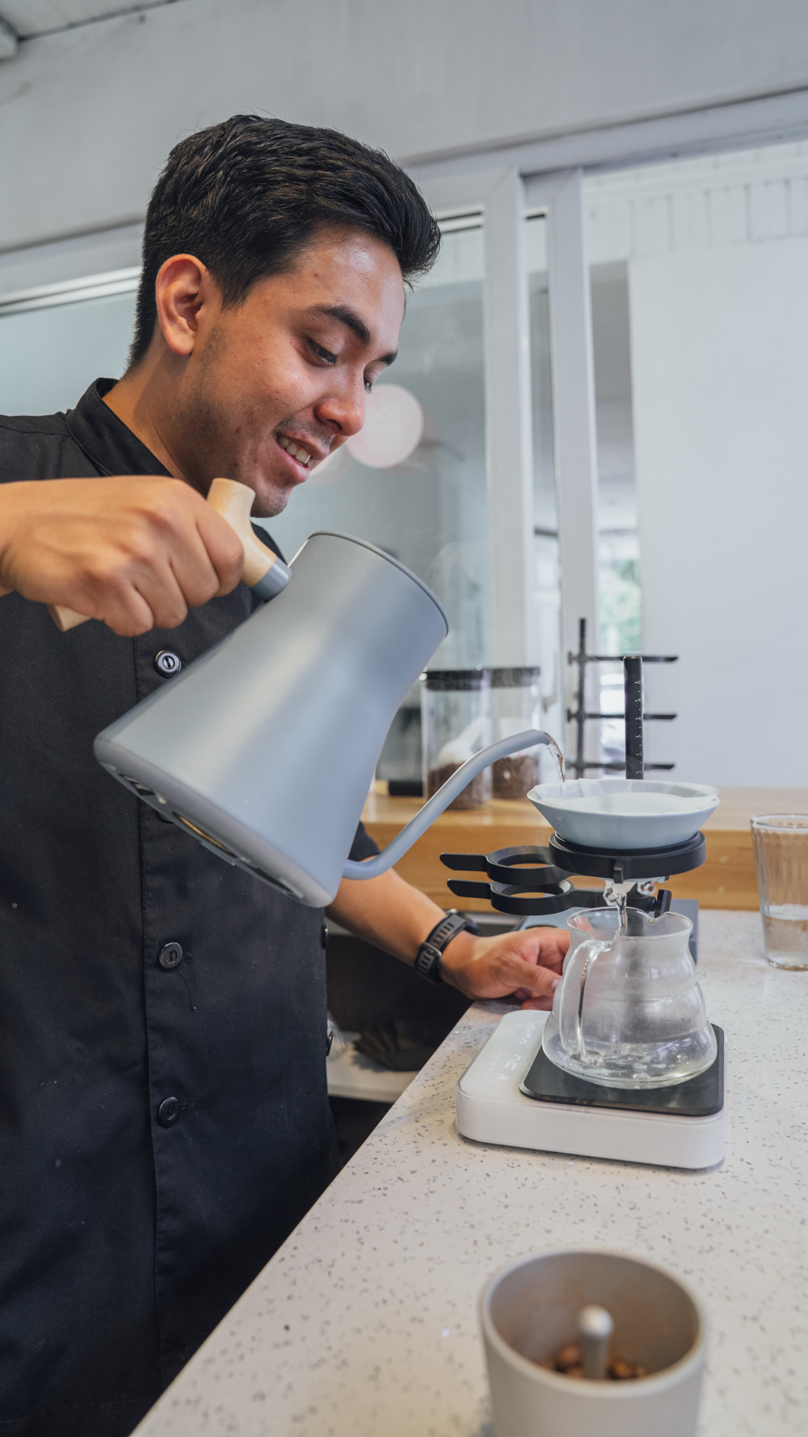 Diego preparando café en barra